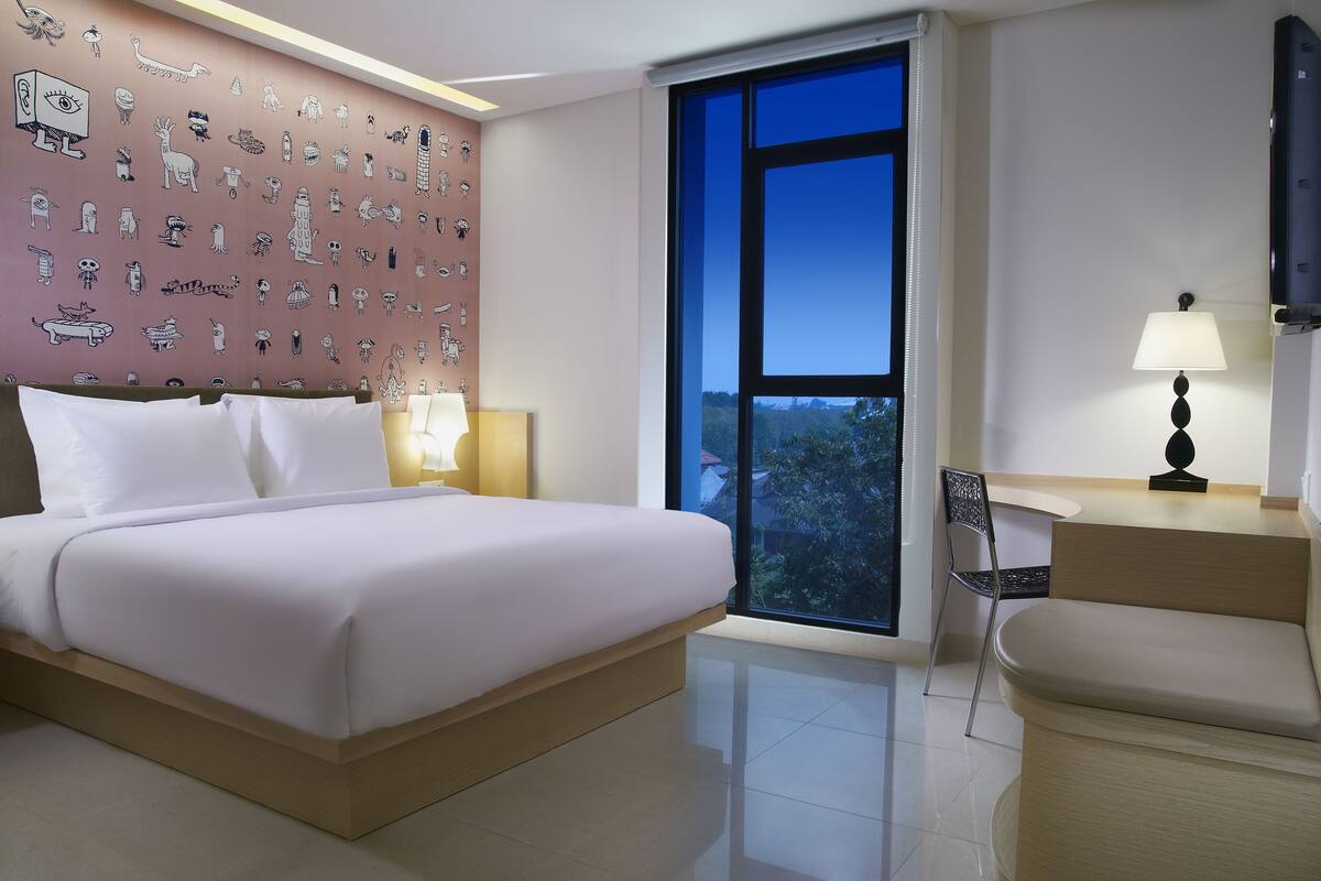 Premium bedding, in-room safe, desk, iron/ironing board
