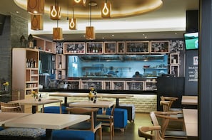 Déjeuner, dîner, souper et brunch servis sur place