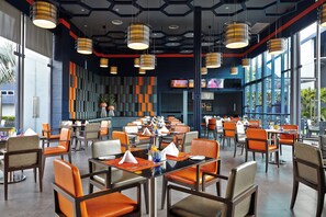 Serveert ontbijt, lunch, diner, internationale gerechten 