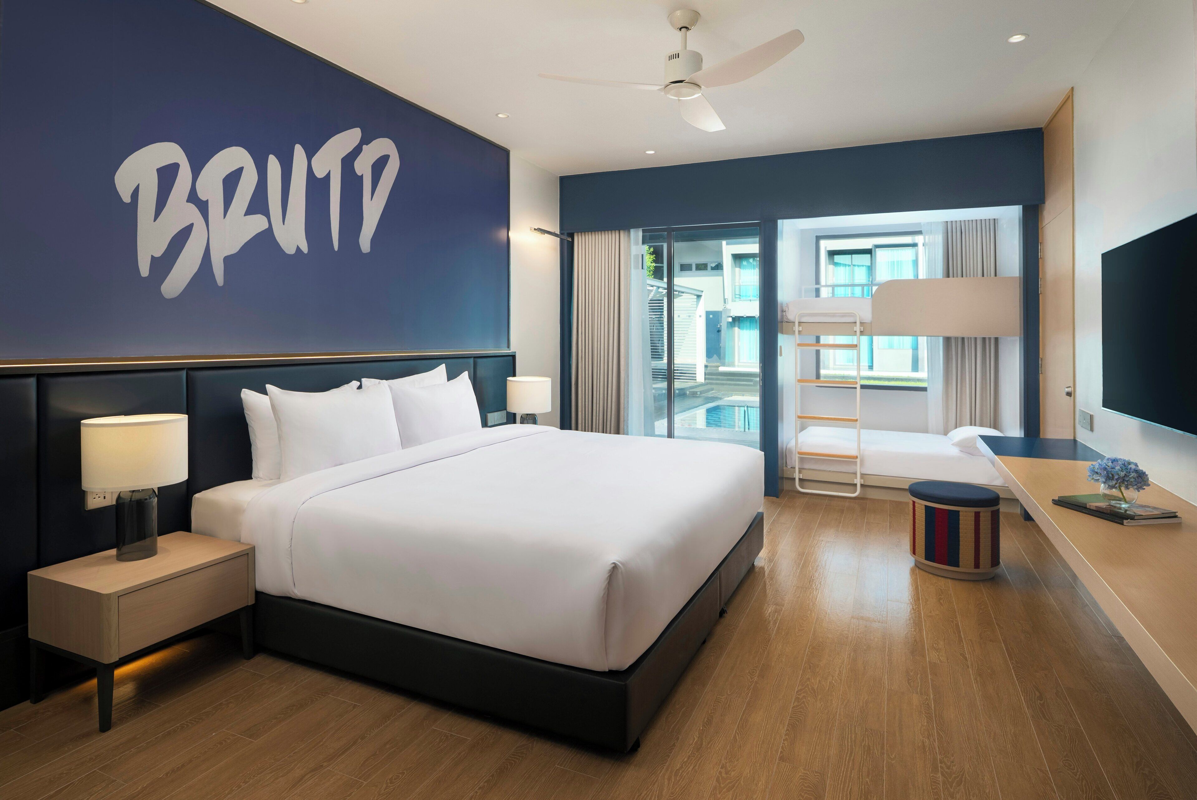 Habitación Deluxe, 1 cama de matrimonio grande, terraza (Family | Bunkbed | Pool) | Minibar, caja fuerte, escritorio y cortinas opacas