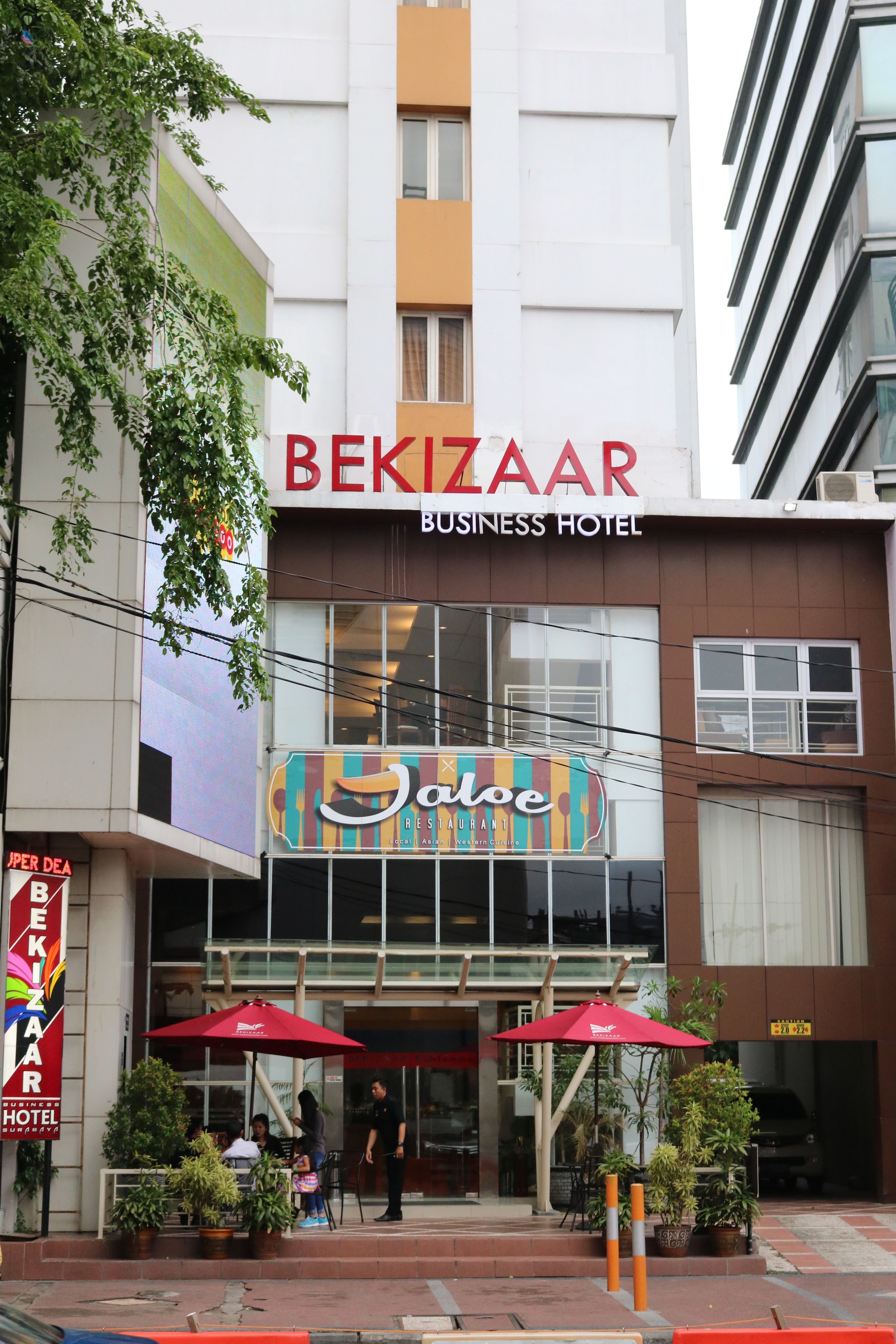 A building with a sign for "Bekizaar Business Hotel" and a restaurant named "Jaloe."