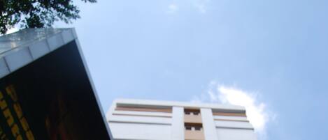 Vista frontal de la propiedad