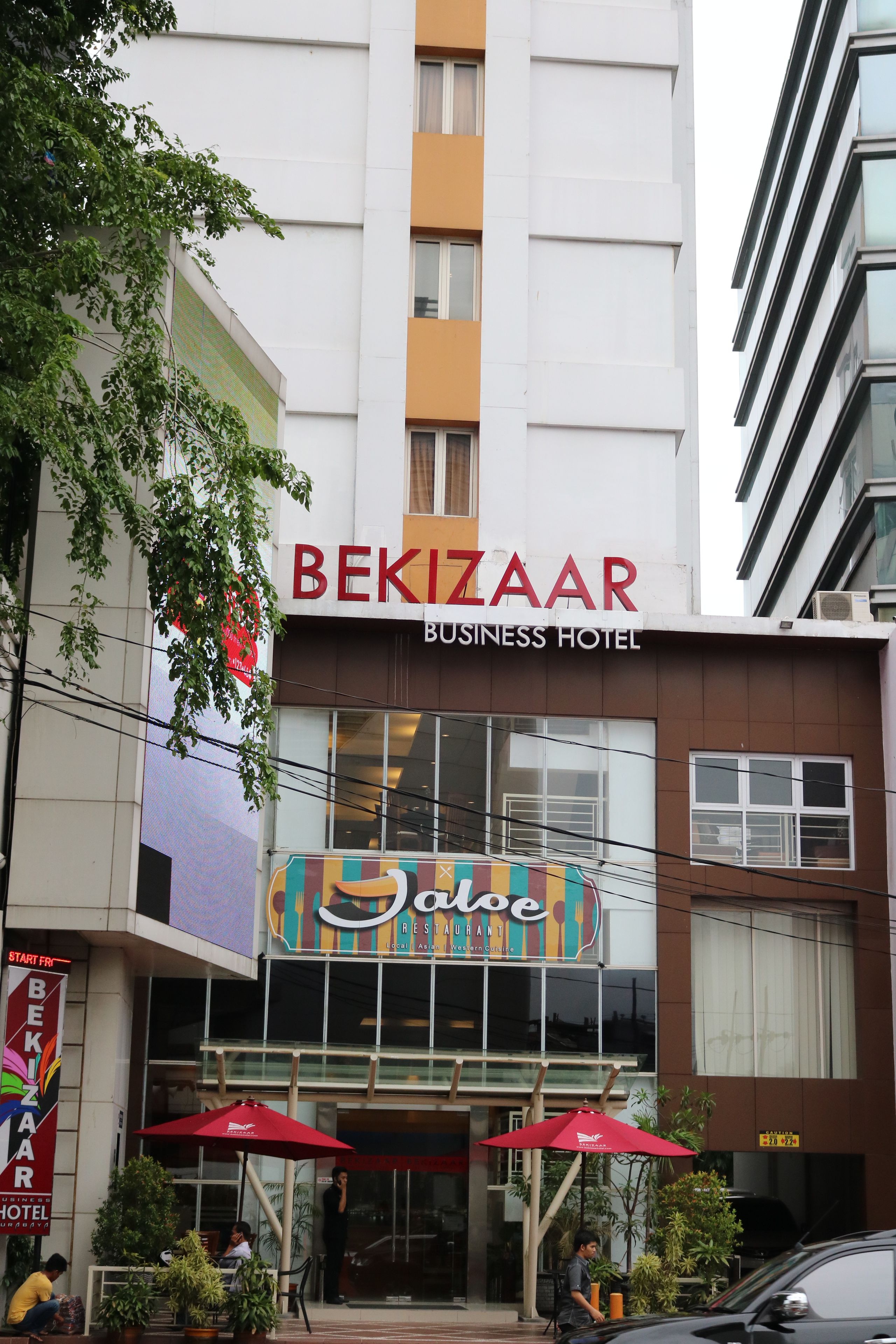 A building with a sign for 'Bekizaar Business Hotel' and 'Saloe Restaurant'.