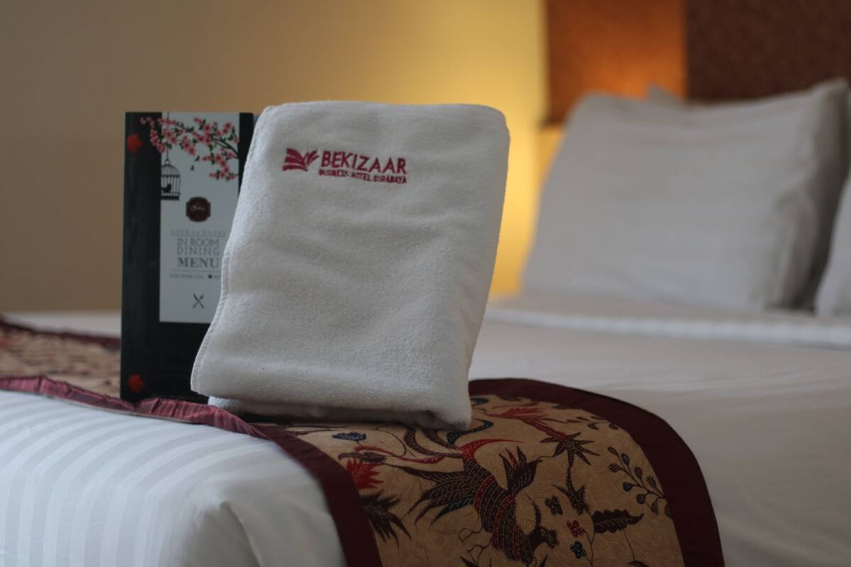 Business Room | Premium bedding, in-room safe, desk, laptop workspace