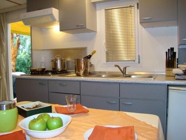 Bungalou, 2 dormitoris | Cuina privada | Frigorífic i utensilis de cuina, vaixella i coberteria 