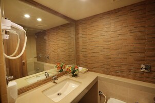 Standard Room | Bathroom | Shower, free toiletries, hair dryer, slippers