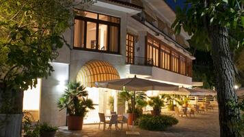 Facciata della struttura - sera/notte