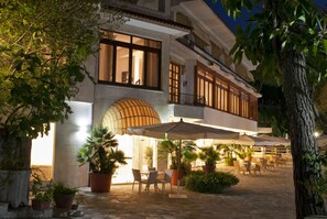 Front of property - evening/night - Hotel Paradiso Residence (Castellabate)