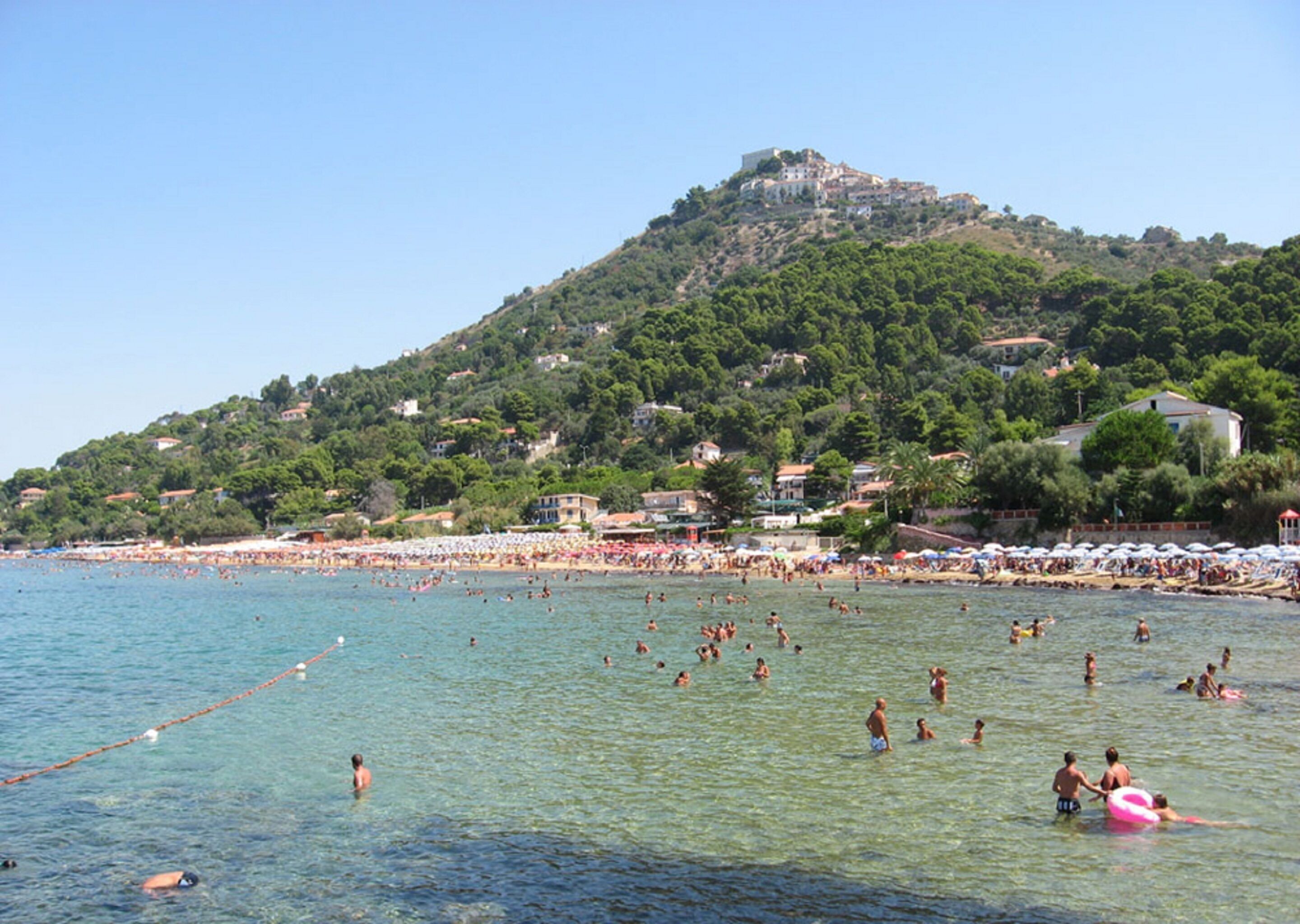 En la playa, arena blanca, sillas reclinables de playa, sombrillas
