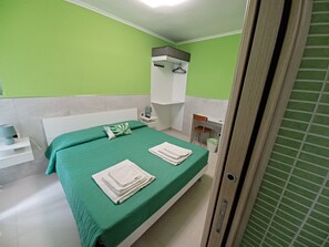 Habitación doble | Sábanas italianas Frette, ropa de cama de alta calidad y escritorio