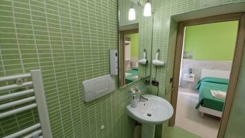 Camera doppia | Bagno | Doccia, set di cortesia gratuito, asciugacapelli, bidet