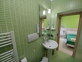 Chambre Double | Salle de bain | Douche, articles de toilette gratuits, sèche-cheveux, bidet