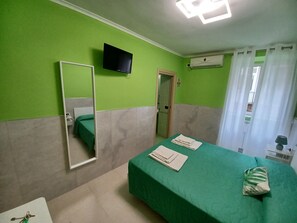 Habitación doble | Sábanas italianas Frette, ropa de cama de alta calidad, escritorio