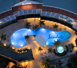 3 piscines extérieures, parasols de plage, chaises longues