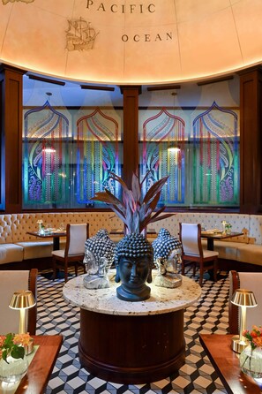 11 restaurantes; se sirven desayunos, cenas, brunch y cocina india 