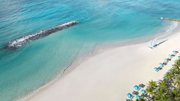 På stranden, hvidt sand, massage på stranden, dykning