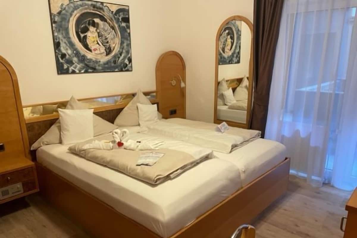 Doppia Economy | Biancheria da letto ipoallergenica, una scrivania, postazione laptop
