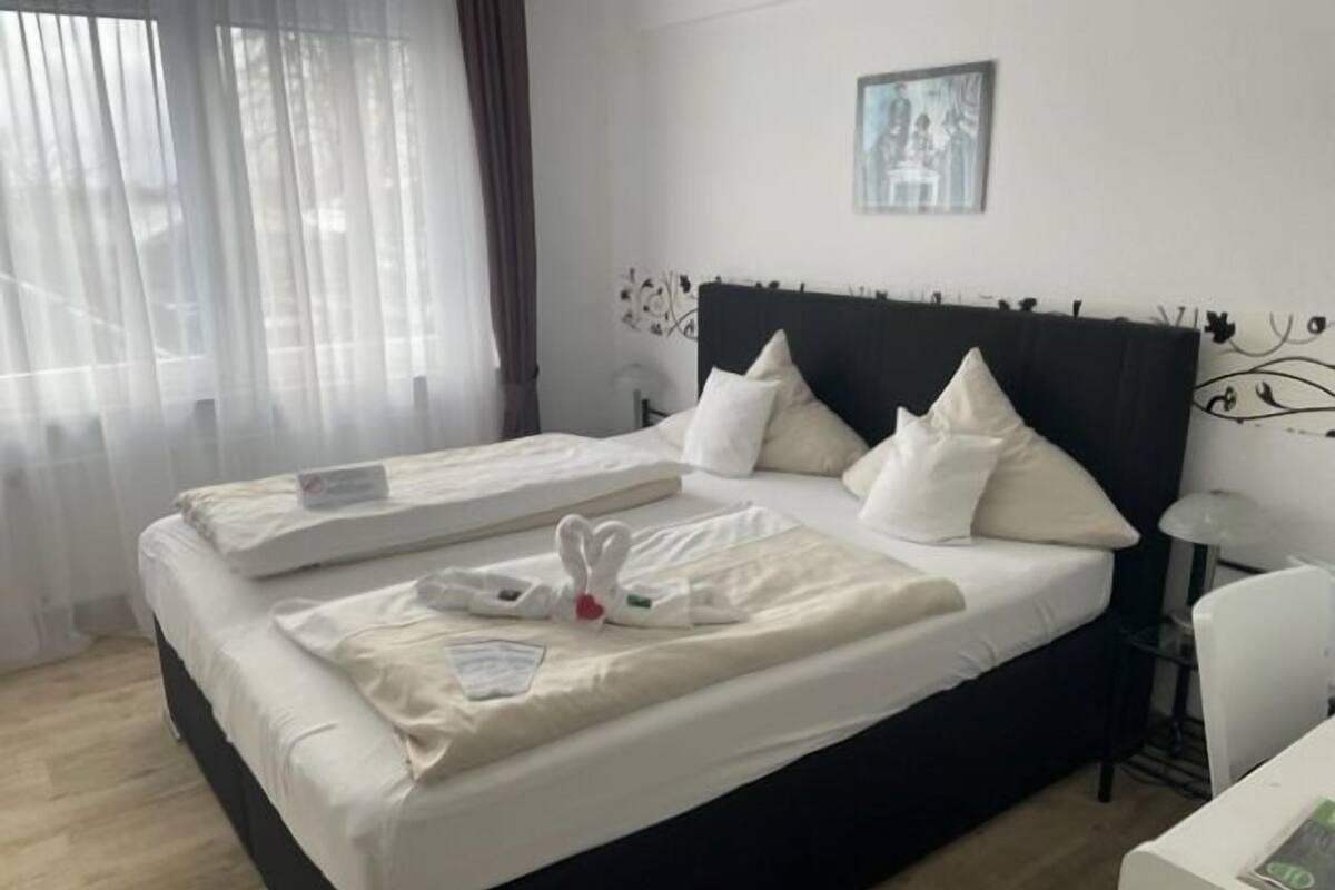 雙人房 (Sparzimmer, private external bathroom) | 低過敏寢具、書桌、筆電工作空間、遮光布/窗簾