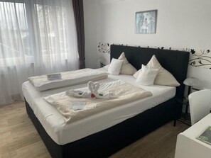 Double Room (Sparzimmer, private external bathroom) | Hypo-allergenic bedding, desk, laptop workspace, blackout curtains - Hotel Friesengeist (Wiesmoor)