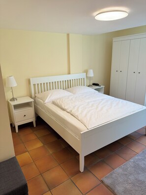 Frigobar, cofres nos quartos, cortinas blackout, quartos à prova de som