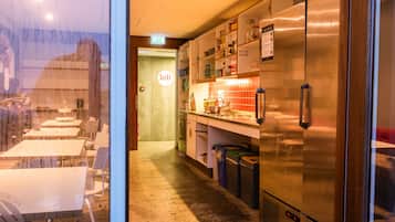 Refrigerador, microondas y artículos de limpieza ecológicos