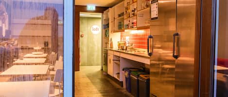 Frigorifero nell'area comune, forno a microonde nell'area comune