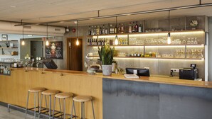 Bar (on property) - Loft HI Hostel (Reykjavik)