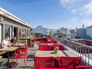Outdoor dining - Loft HI Hostel (Reykjavik)