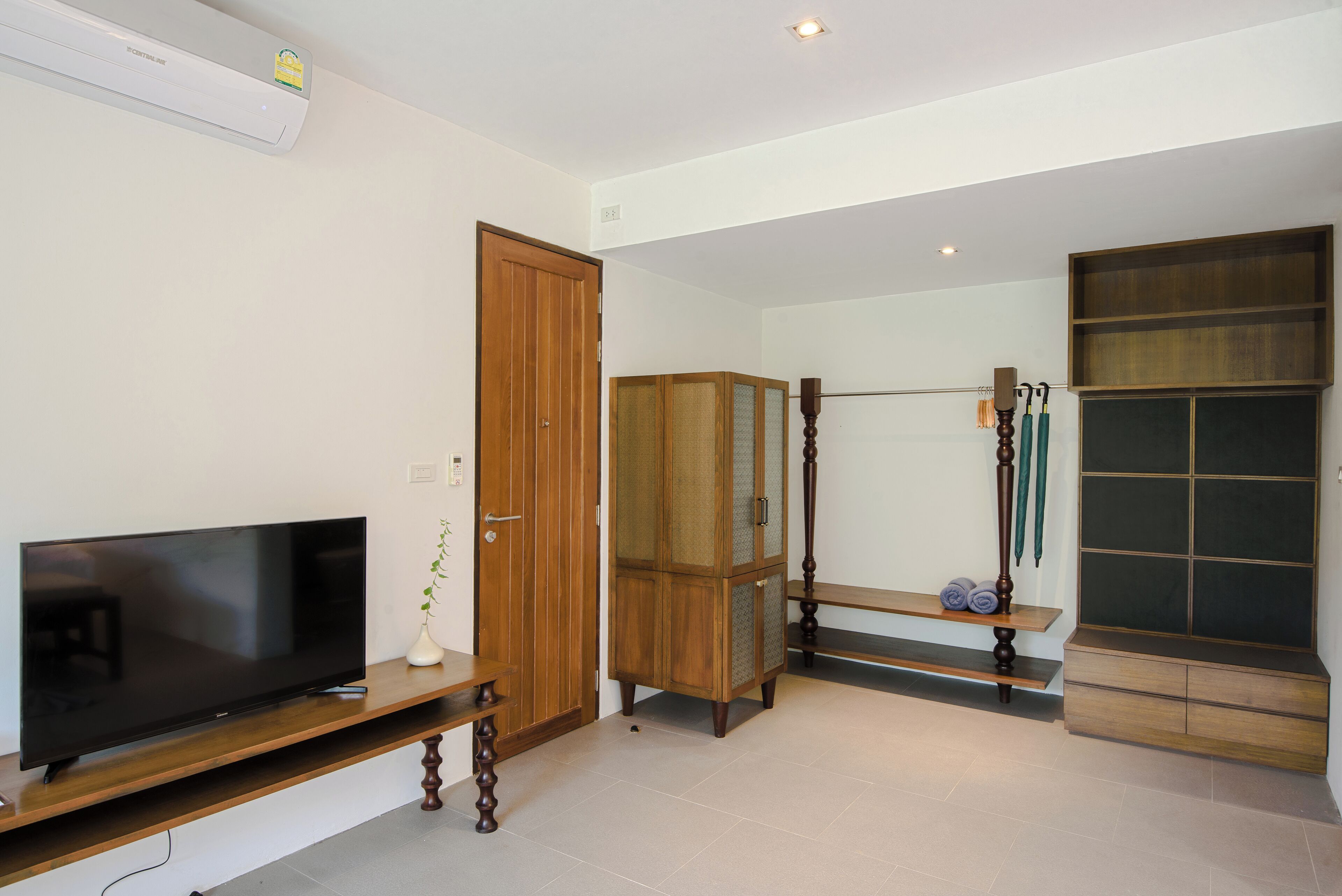 standard room with mountain view | wardrobe