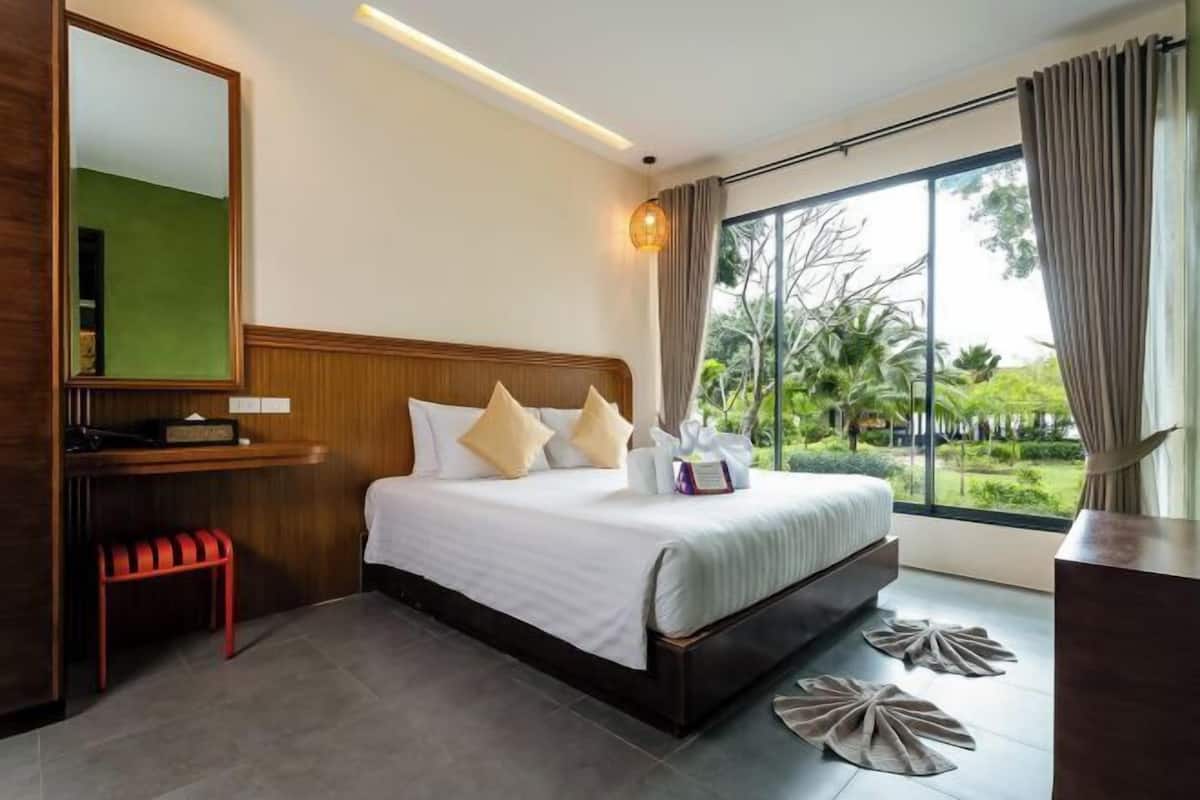 Desk, blackout drapes, free WiFi, bed sheets