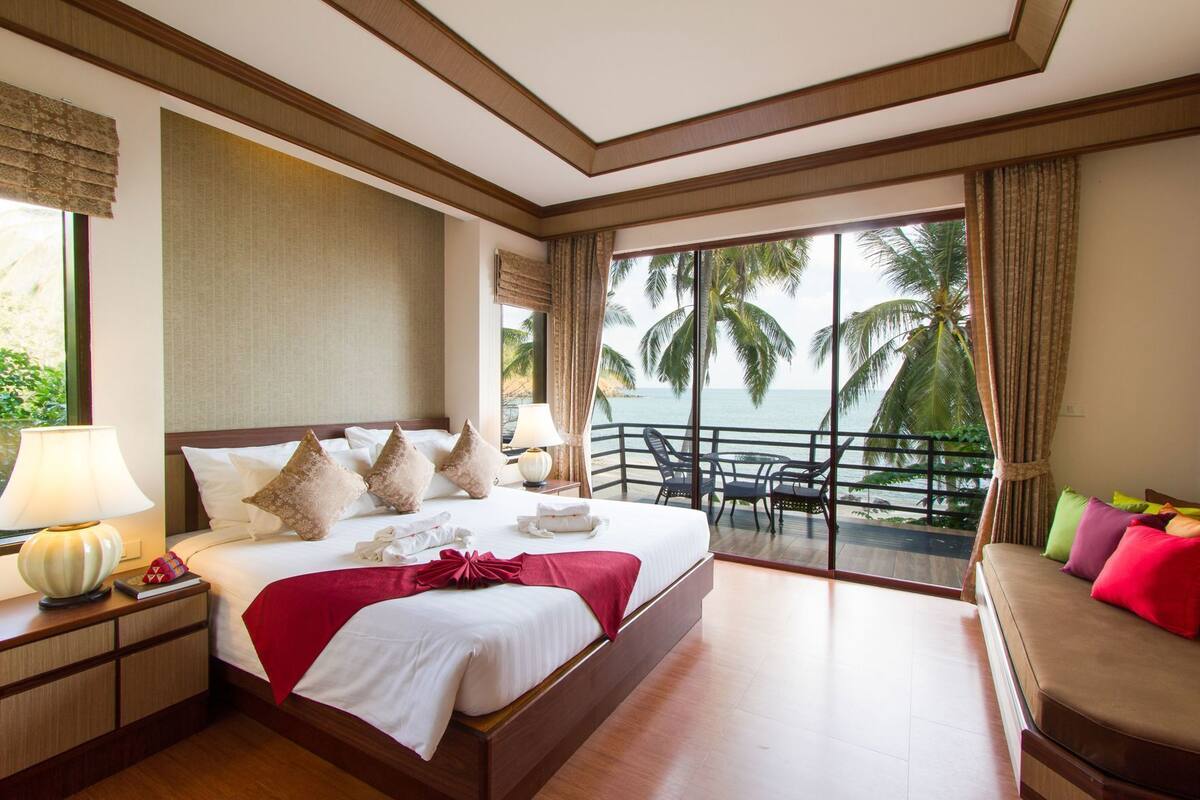 Desk, blackout drapes, WiFi (free), bed sheets
