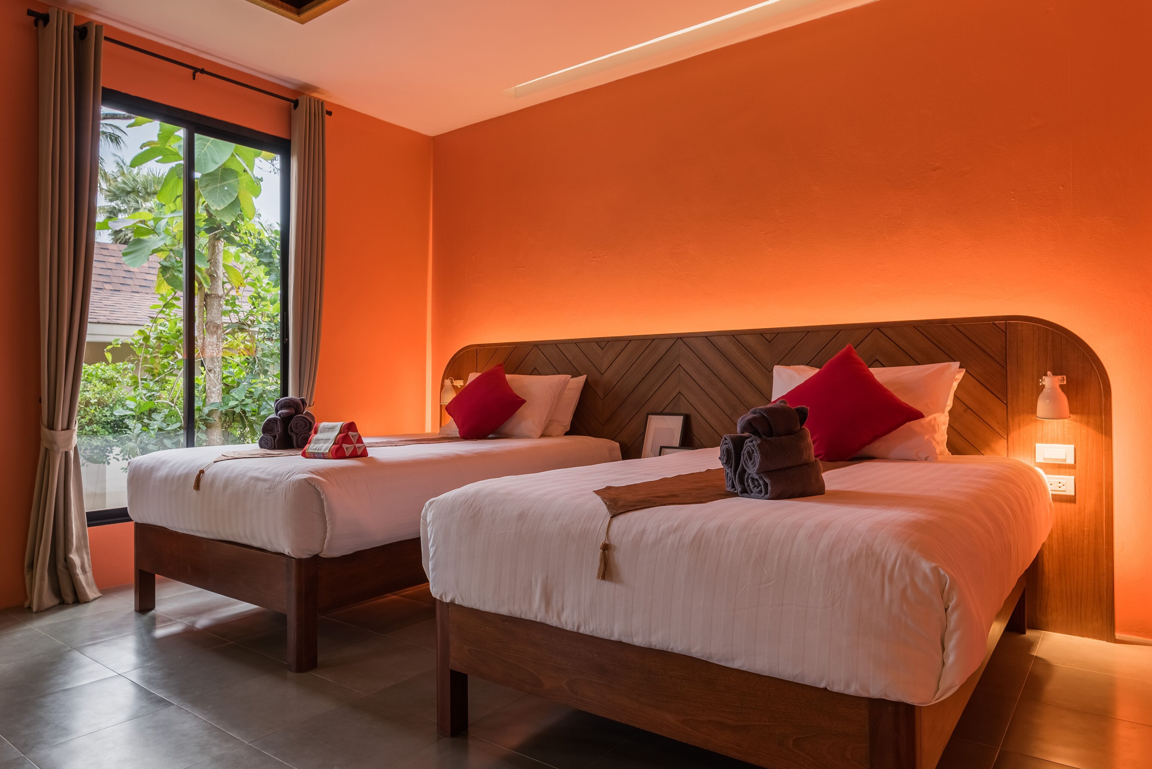 Escritorio, cortinas opacas, wifi gratis y ropa de cama