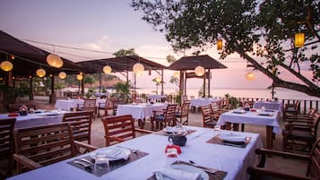 Breakfast, lunch and dinner served