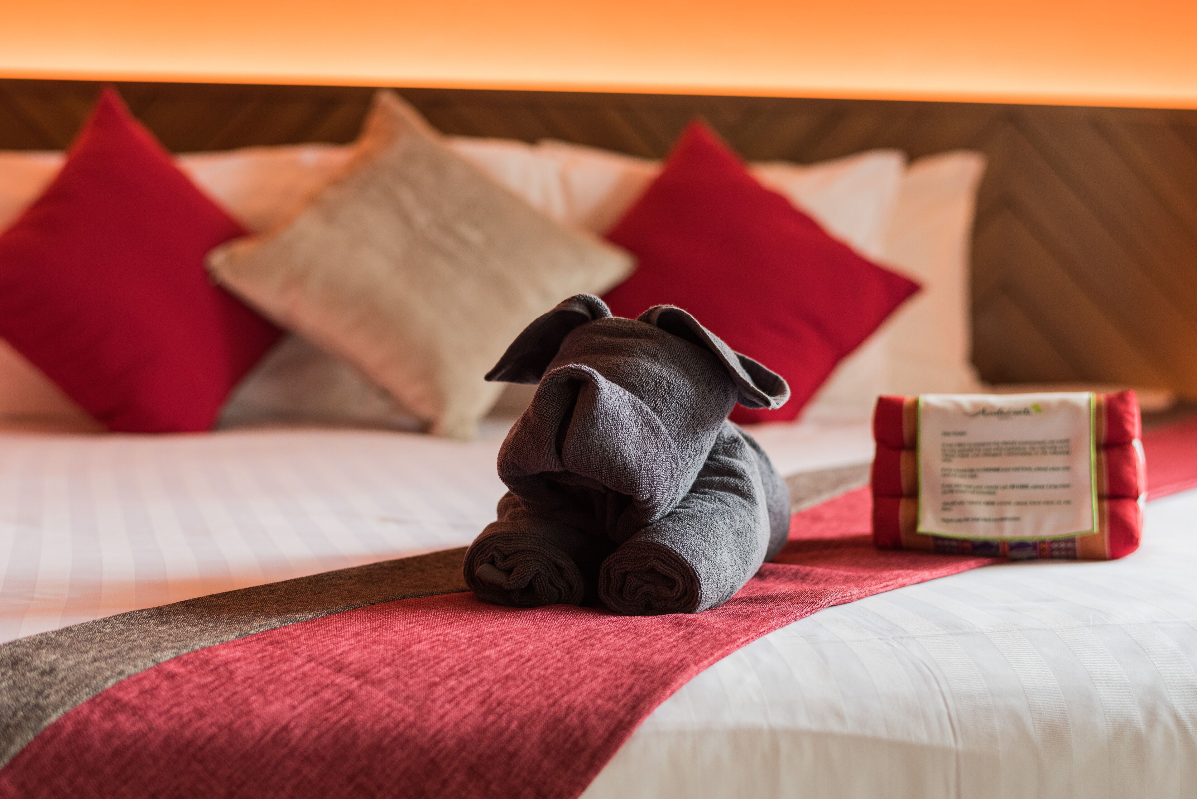 مكتب وستائر تعتيم وواي فاي مجانًا وملاءات أسرّة