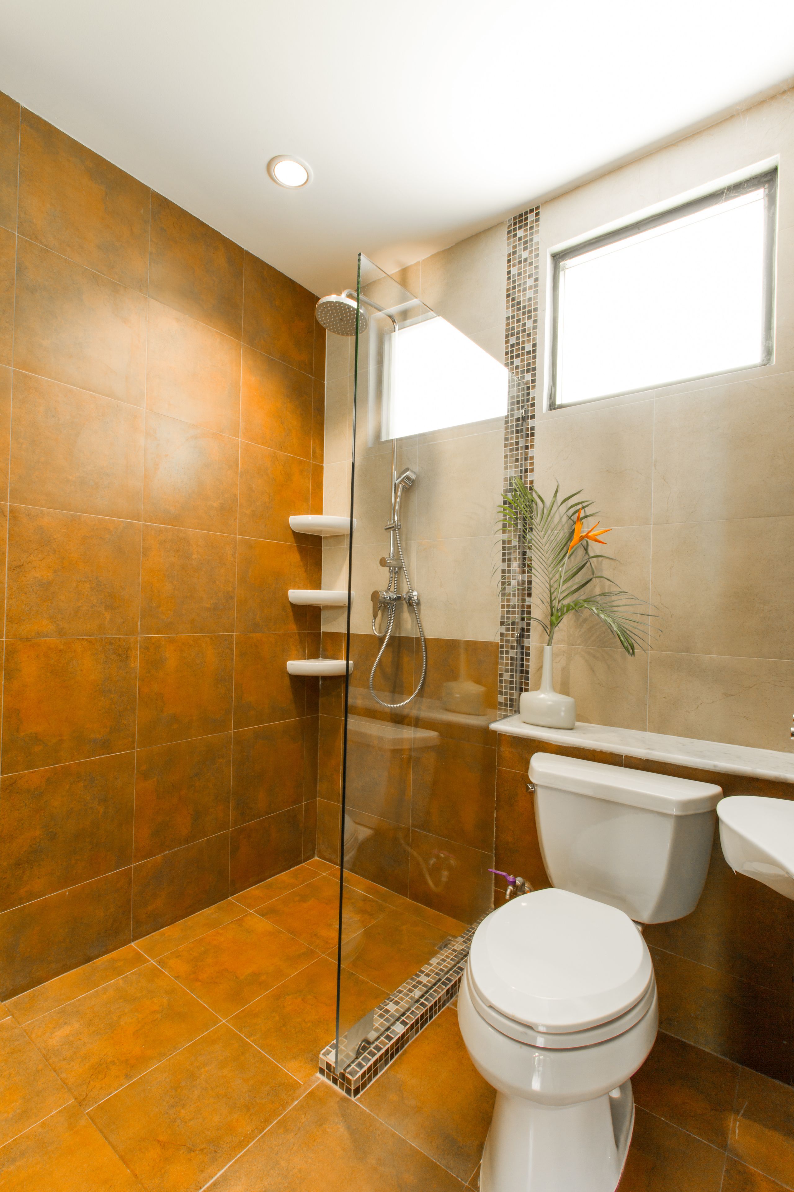Ein Badezimmer mit Duschkabine, Toilette und Waschbecken.