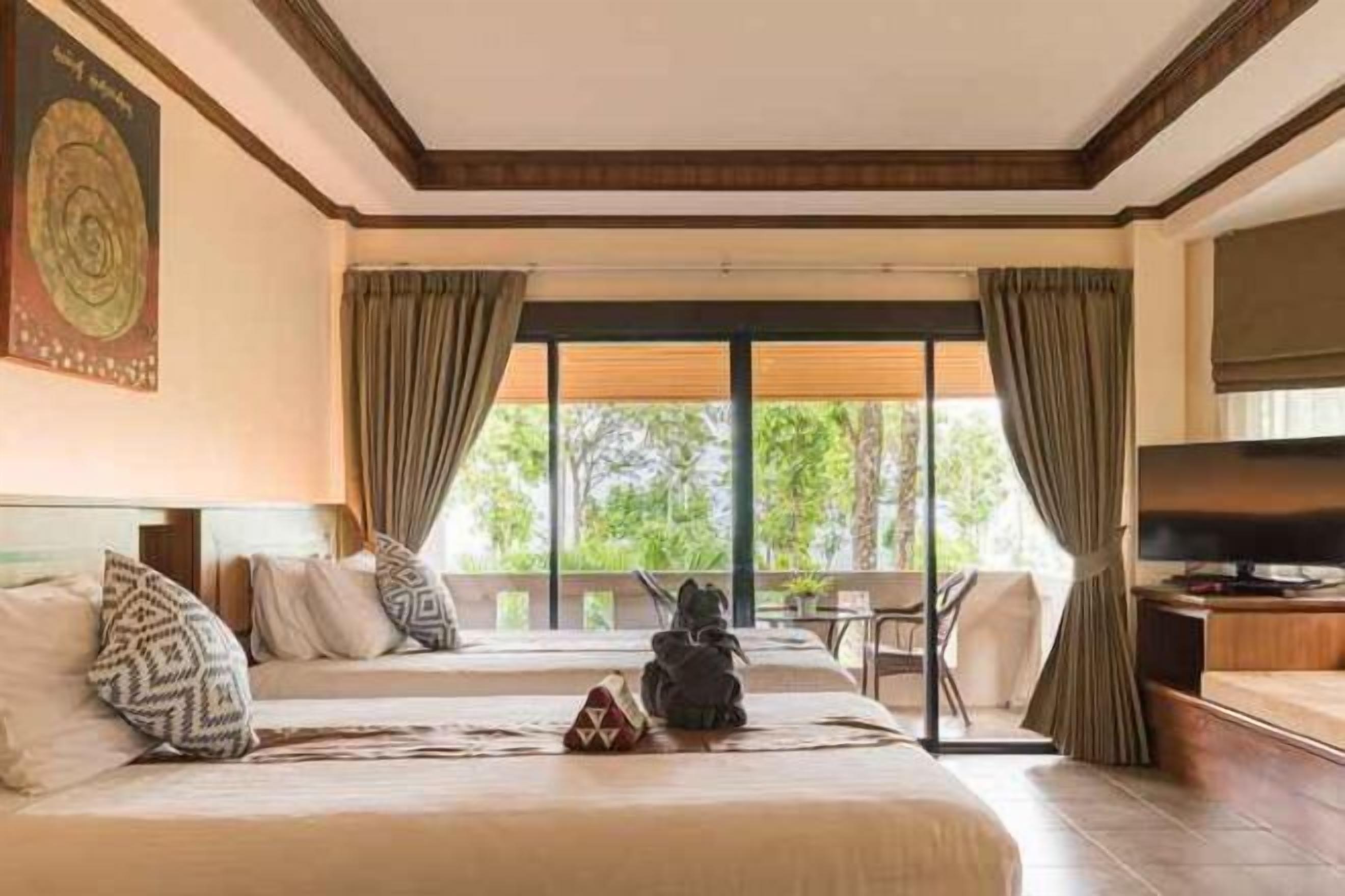 مكتب وستائر تعتيم وواي فاي مجانًا وملاءات أسرّة