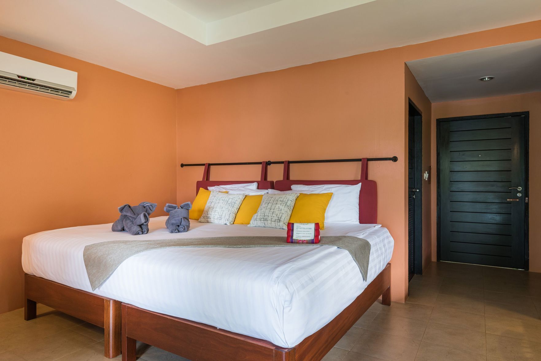 Escritorio, cortinas opacas, wifi gratis y ropa de cama