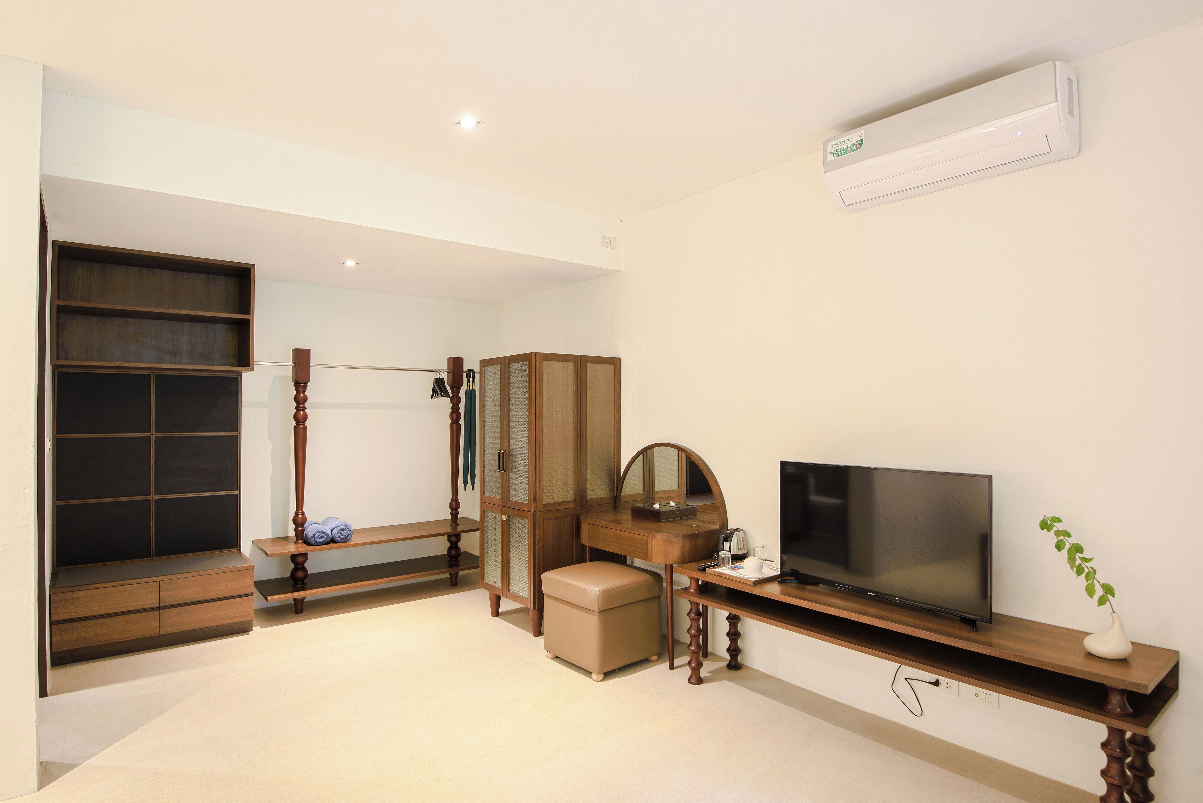 standard room | wardrobe