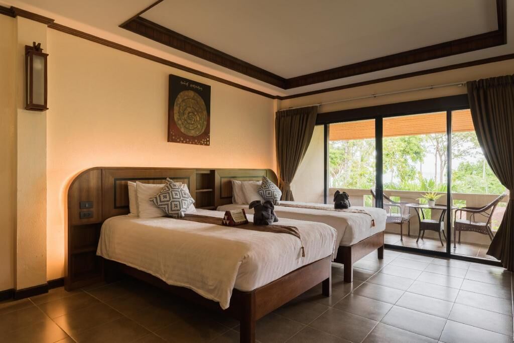 Desk, blackout drapes, free WiFi, bed sheets