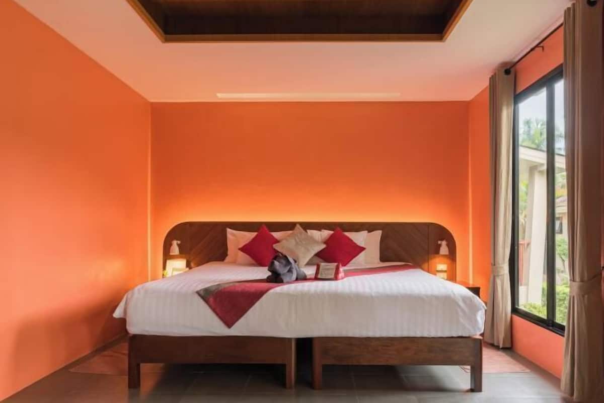 Desk, blackout drapes, free WiFi, bed sheets