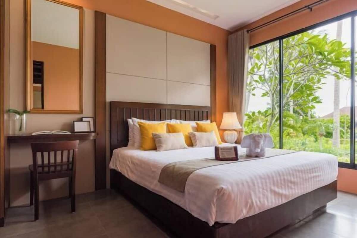 Desk, blackout drapes, free WiFi, bed sheets
