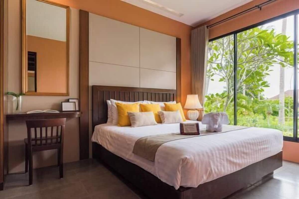 Desk, blackout drapes, free WiFi, bed sheets