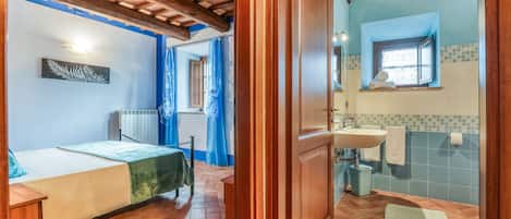 Appartement, 1 chambre | Salle de bain | Douche, bidet, serviettes fournies