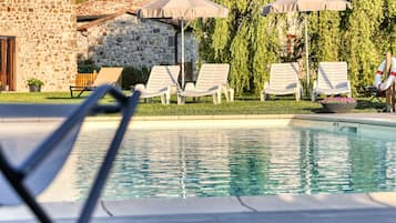 Piscine extérieure (ouverte en saison), parasols de plage