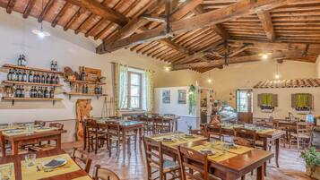 Desayuno buffet (EUR 10.00 por persona)