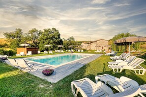 Seasonal outdoor pool, pool umbrellas, sun loungers - Agriturismo Podere San Giorgio (Radicofani)