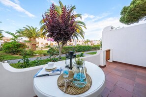 รับประทานอาหารกลางแจ้ง