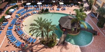 Una piscina cubierta, una piscina al aire libre