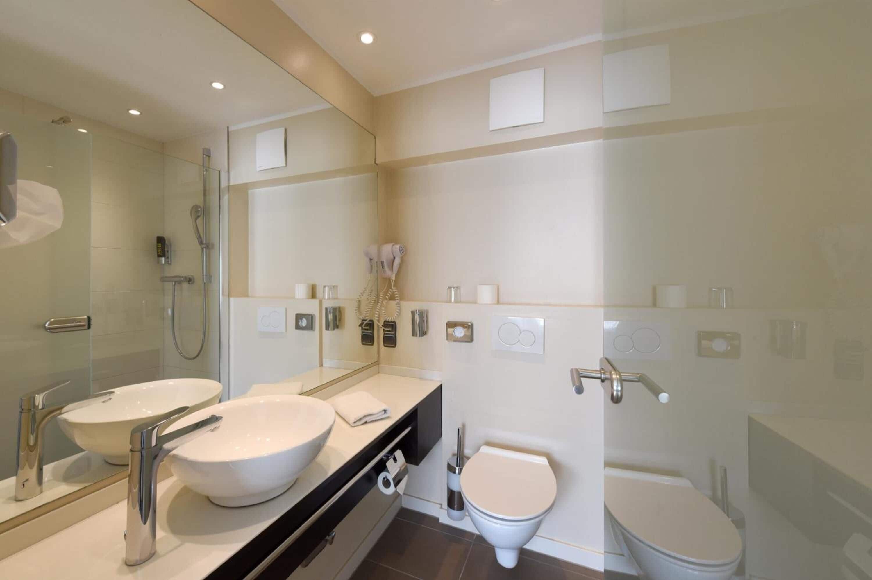 淋浴 設備、吹風機、毛巾、肥皂