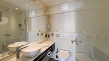 Buồng tắm vòi sen, máy sấy tóc, khăn tắm, xà phòng